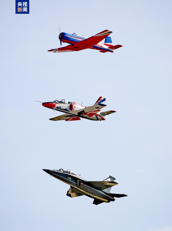 嘉盛投资 三位“导师”同框！空军三型教练机编队飞行影像首次展现