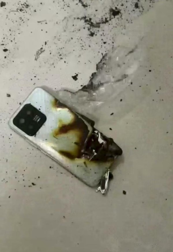 优配好油 3岁男童正看视频手机突自燃，烧伤手指下肢水疱破溃；小米客服：自燃原因需检测
